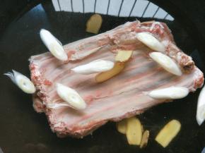 羊排洗干净，冷水下锅，加入生姜，大葱，料酒