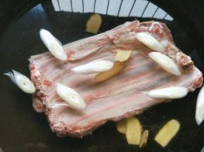 羊排洗干净，冷水下锅，加入生姜，大葱，料酒