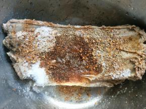 然后捞出 ，放入花椒粉，辣椒粉，胡椒粉，孜然粉，生抽，料酒，盐