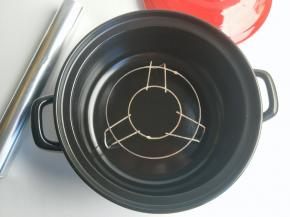 准备砂锅放入烤架