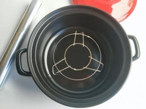 准备砂锅放入烤架
