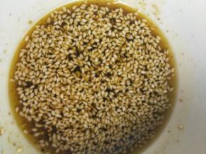 在烤羊排的过程中可以调汁，把香油，芝麻，蜂蜜，胡椒粉搅拌均匀