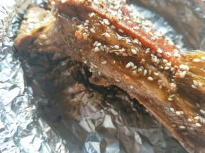 羊排在烤的过程中要多翻面，避免烤糊，待烤的时间差不多的时候两面刷上蜂蜜芝麻汁 ，然后再烤十分钟