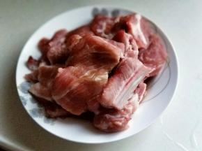 肋排洗干净，淋干水份。