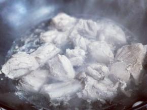 冷水入锅焯水，大火烧开，2分钟后捞出，用冷水反复冲洗。