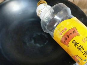 起油锅，加入食用油。
