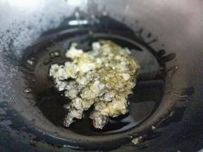 加入冰糖，小火至冰糖融化。