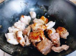 加入焯水的肋排炒糖色至均匀。