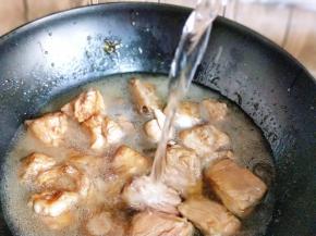 再加入清水。没过肋排为佳，大火烧开，转小火慢炖35分钟。