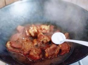 这时加入盐，鸡粉调味出锅。
