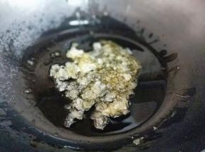 加入冰糖，小火至冰糖融化。