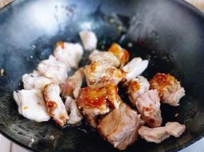 加入焯水的肋排炒糖色至均匀。