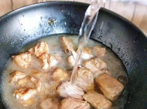 再加入清水。没过肋排为佳，大火烧开，转小火慢炖35分钟。