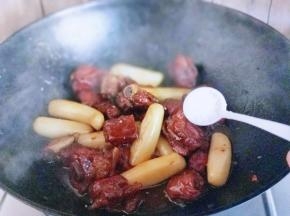 加入盐，鸡粉调味出锅。