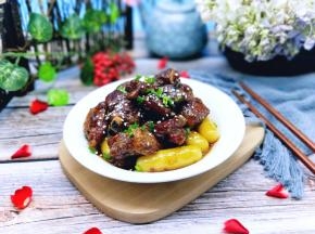 盛出装入盘中，撒上葱花，熟芝麻。