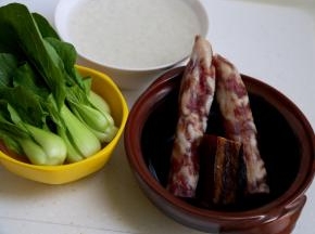 备好材料：泡好的大米、清洗干净的菜心、香肠和酱肉。
