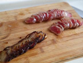 将肉和肠取出，切成薄片备用。