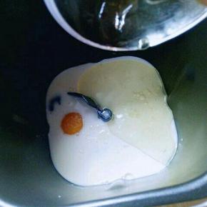 再加入玉米油。