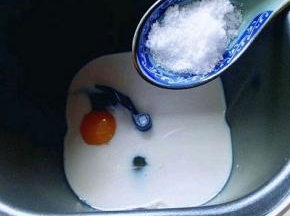 加入盐，【盐和糖对角放】