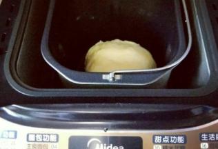 再次启动面包机揉面功能20分钟。面团光滑有手套膜，可以进行发酵。启动面包机发酵功能，天热室温发酵也可以。(注意保持面团湿度，盖上盖子或者保鲜膜)
