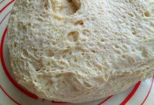 发酵好的面团，揉圆排气。