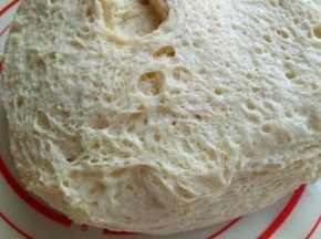 发酵好的面团，揉圆排气。