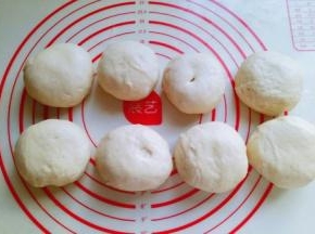 将排气松弛好的面团分割成8等份，盖上保鲜膜松弛10分钟。