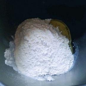 加入高筋面粉，奶粉。