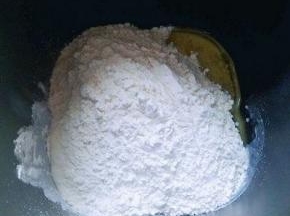 加入高筋面粉，奶粉。