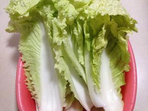 白菜切去根部、老叶，撕成片状，过水冲洗干净控水