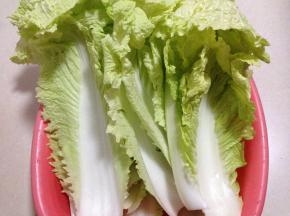 白菜切去根部、老叶，撕成片状，过水冲洗干净控水