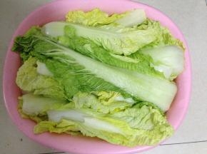 入冷处，腌制12小时以上（至少8小时），可以看到盆子中腌出了很多的水