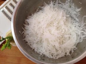 白萝卜擦成细丝，加入少许盐拌匀杀出水后，挤干水分备用