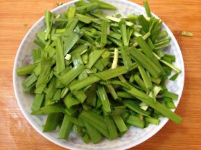 韭菜洗净控干水分切段