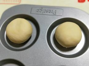 揉圆放在模具中，依次做完，放入烤箱二次发酵。（天冷可以放一碗热水）