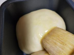 发酵的面包胚刷上一层薄薄的蛋液。