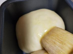 发酵的面包胚刷上一层薄薄的蛋液。