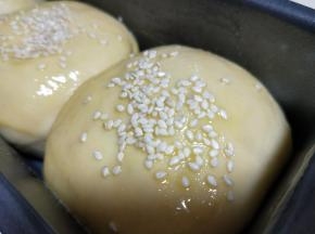 再撒上白芝麻，入烤箱中层，180度烤18分钟即可，休息观察颜色，不要走开，看面包上色后立即加盖一张锡纸。