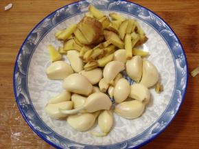 蒜去皮、姜切块