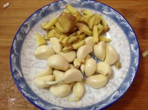 蒜去皮、姜切块