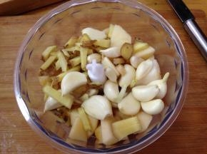 把苹果、梨、蒜、姜加入料理机