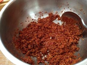辣椒粉中加入鱼露搅拌均匀