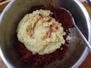 加入白糖、混合的果泥