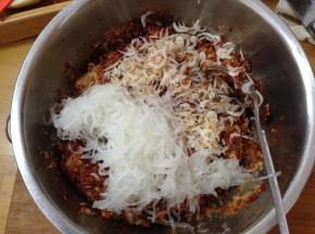 虾皮、白萝卜丝拌匀