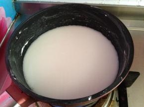 7糯米粉50g加450g水拌匀，然后小火加热，边煮边搅拌