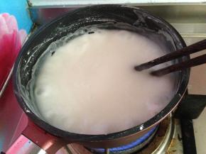 .
煮至冒泡时即可关火，然后余温继续搅拌，即成浆糊般比较黏稠的状态，稍微冷却