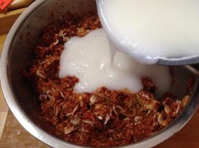 煮好的糯米浆糊倒入辣椒酱中