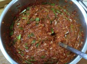 彻底拌匀即成腌酱