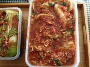 然后装入密封性能比较好的小盒内，入冰箱冷藏5-7天后开始食用，20-40天内味道最好