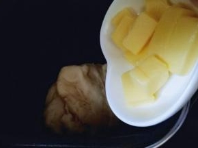 20分钟后面团再扩展阶段，这时加入室温软化的黄油。(室温自然软化即可。)
